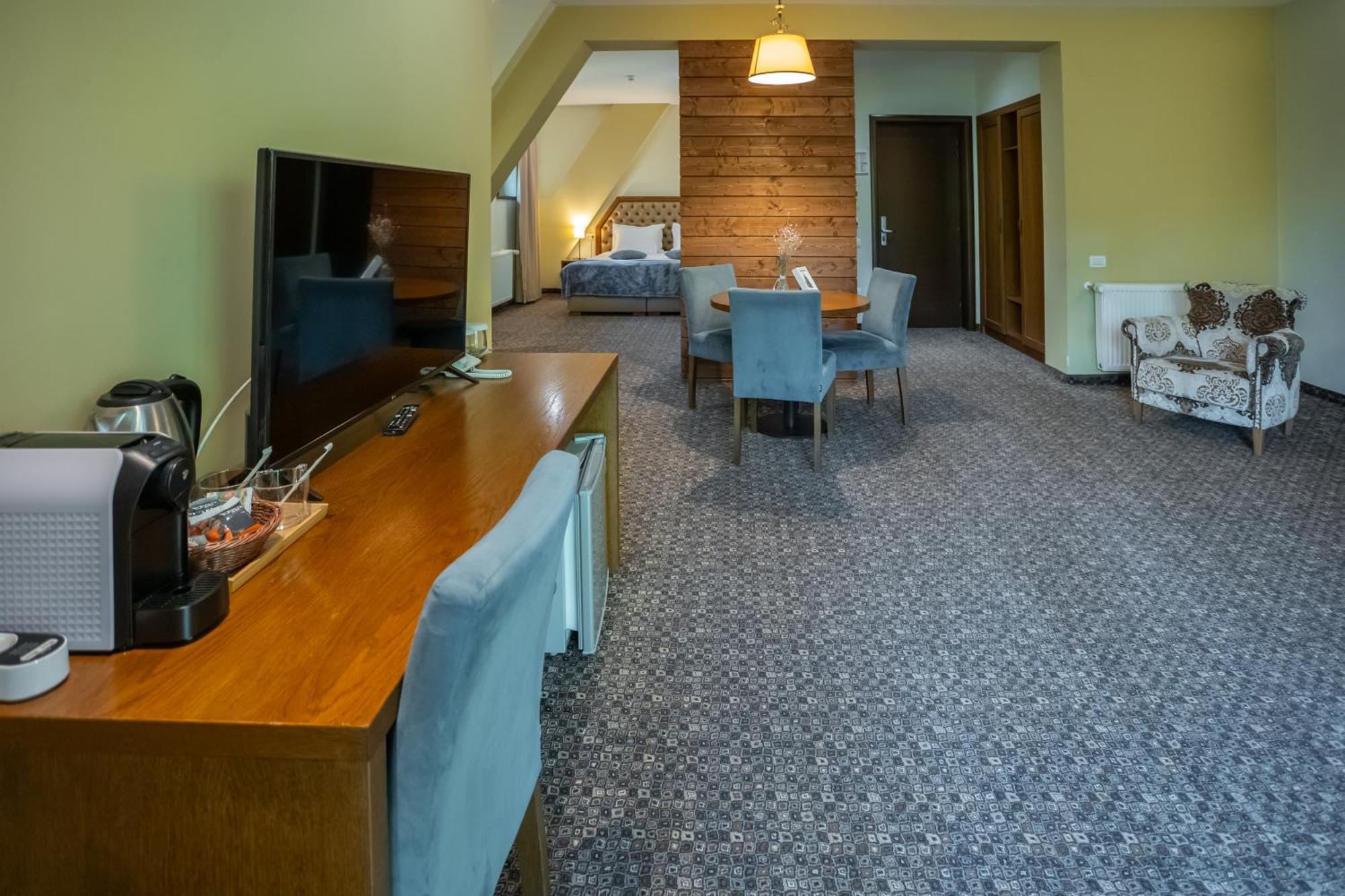 Opus Villa Sinaia Eksteriør billede Suite room