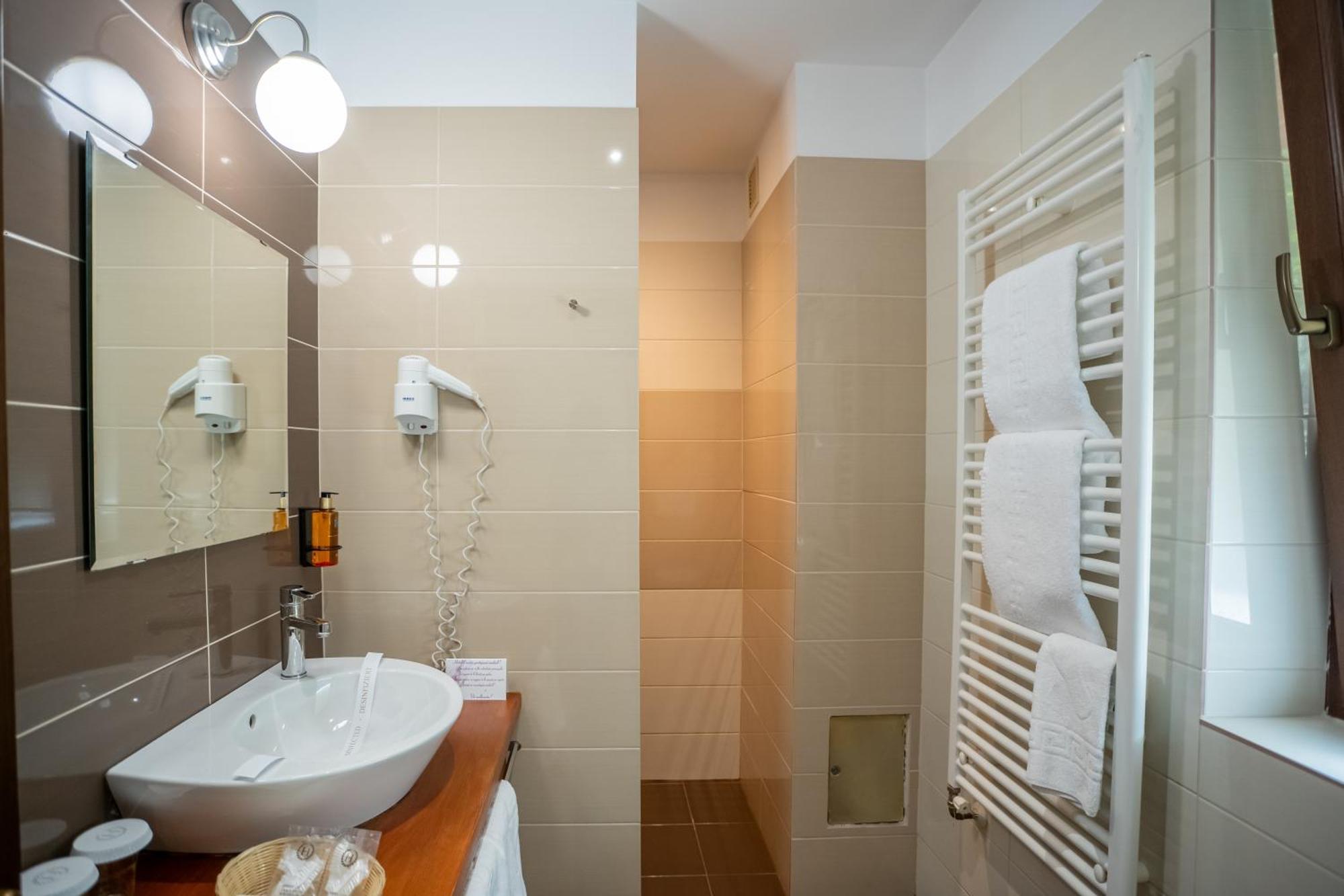 Opus Villa Sinaia Eksteriør billede A walk-in shower