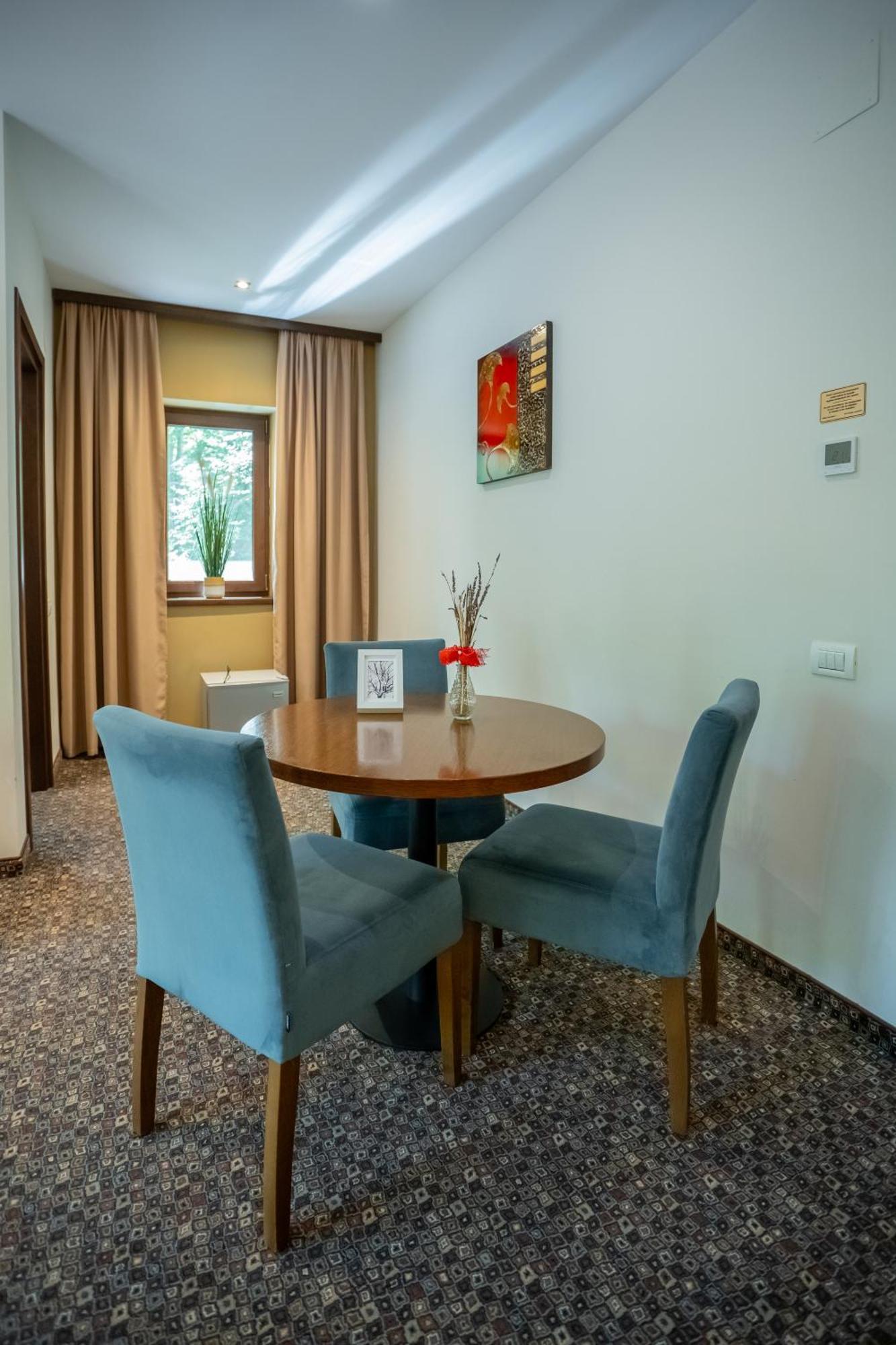 Opus Villa Sinaia Eksteriør billede A dining room