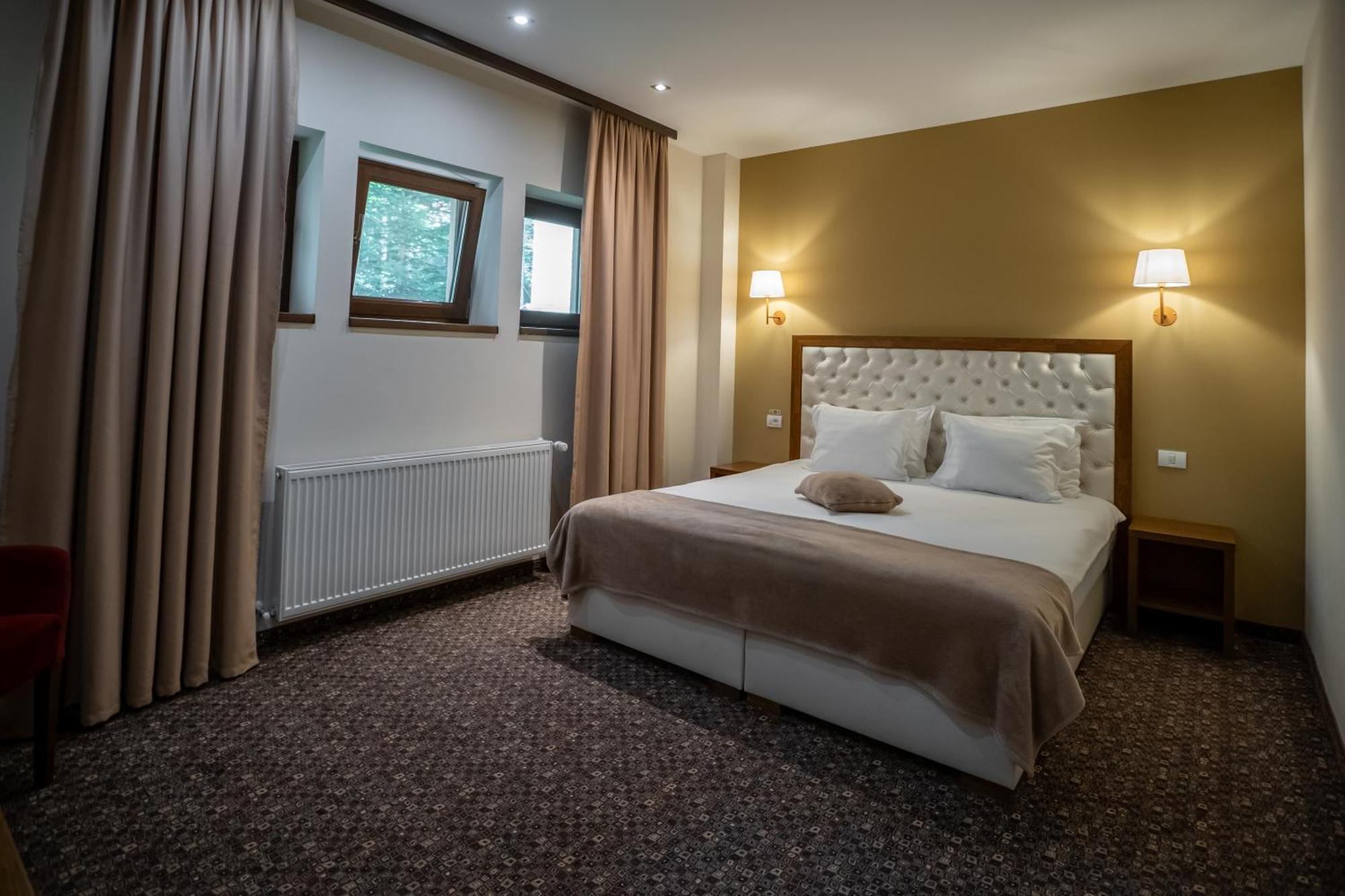 Opus Villa Sinaia Eksteriør billede A bedroom in a hotel