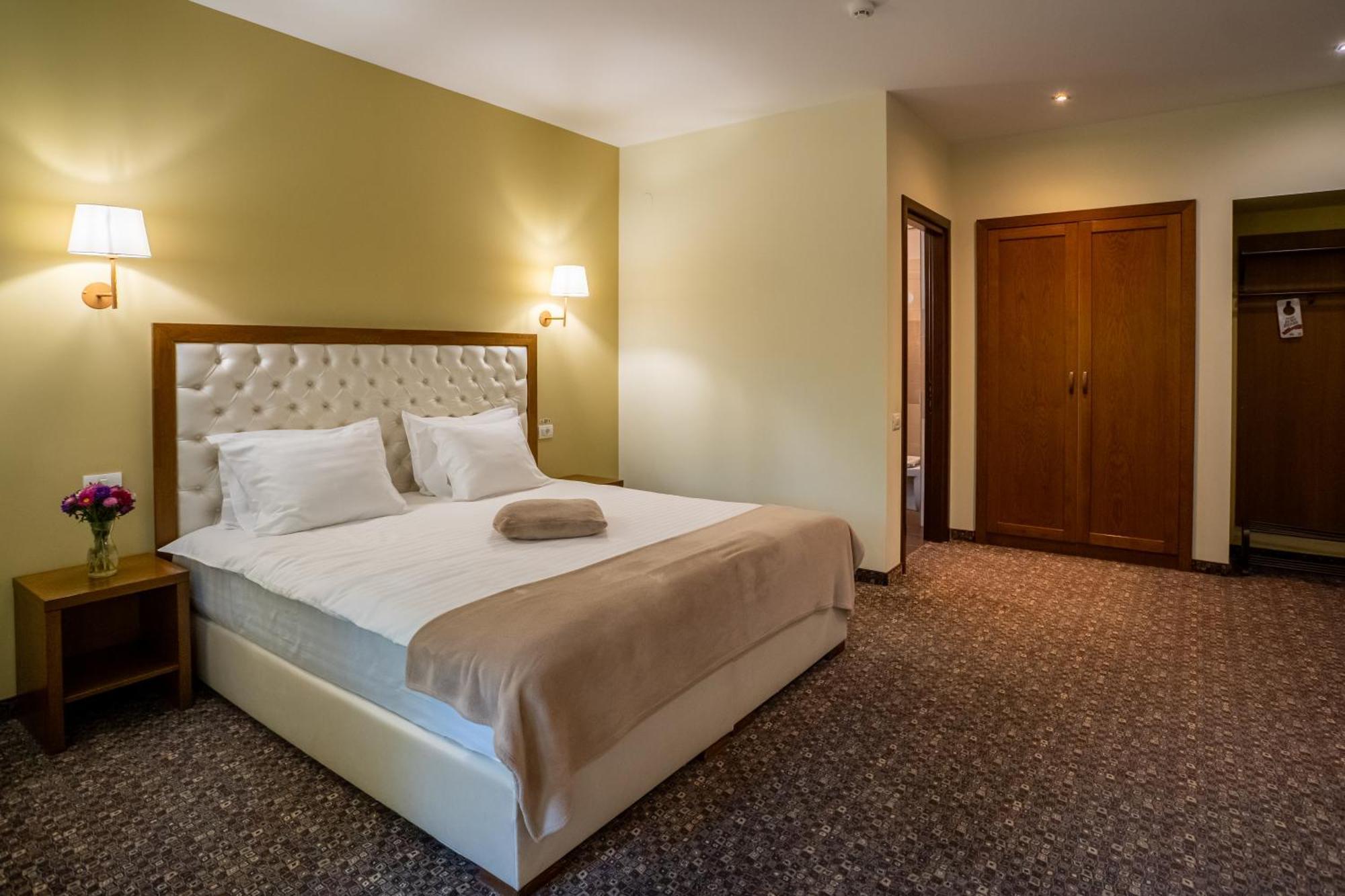 Opus Villa Sinaia Eksteriør billede A bedroom in a hotel