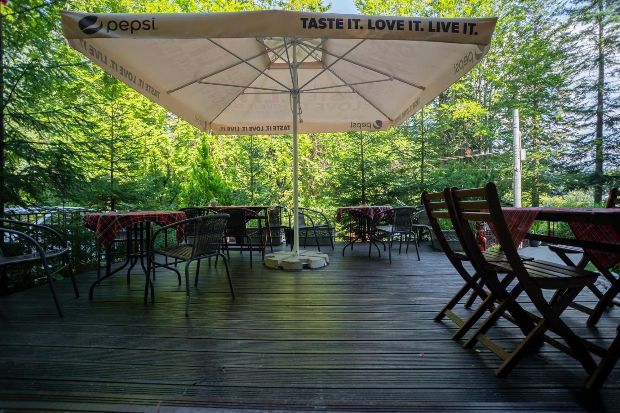 Opus Villa Sinaia Eksteriør billede A patio umbrella